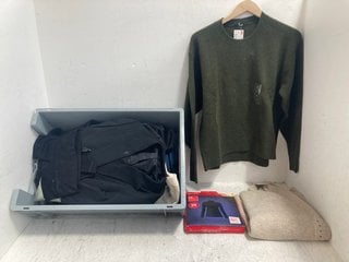 Lot 915  
            Marchington SR14 - Parcel Delivery Only 
                
QTY OF ASSORTED CLOTHING IN VARIOUS SIZES TO INCLUDE UNIQLO WOMENS CREW NECK SWEA...