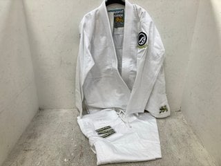 Lot 939  
            Marchington SR14 - Parcel Delivery Only 
                
SYR RETRO CAMO KIMONO IN WHITE - SIZE 2: LOCATION - F3