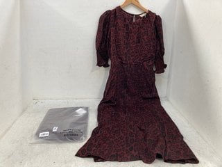 Lot 978  
            Marchington SR14 - Parcel Delivery Only 

                
2 X SARTA HAZEL MIDI TEA DRESSES IN BERRY LEOPARD PRINT - SIZE LARGE: LOCATION - F4