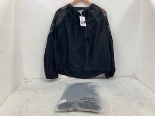Lot 979  
            Marchington SR14 - Parcel Delivery Only 

                
2 X SARTA EMMY BLACK LACE COTTON BLOUSES - SIZE LARGE: LOCATION - F4