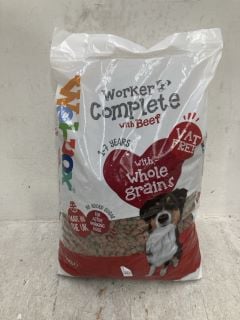 Lot 982  
            Marchington SR14 - Parcel Delivery Only 

                
WEBBOX 15KG WORKER COMPLETE WITH BEEF DOG FOOD - BBE 11.2026: LOCATION - F4