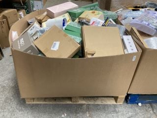 Lot 141  
            Marchington SR18 - Delivery or Collection 
                
PALLET OF ASSORTED HOUSEHOLD ITEMS TO INCLUDE LUXE DECOR MOSAIC GARDEN PLANTER KI...