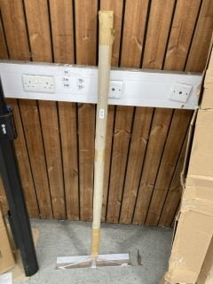 Lot 181  
            Marchington SR18 - Collection 

                
(COLLECTION ONLY) ALUMINIUM SPAZZLE SURFACE LEVELLER: LOCATION - A5W