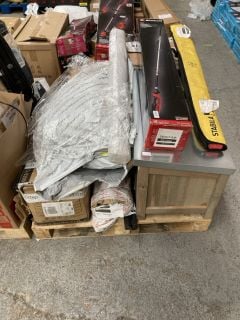 Lot 310  
            Marchington SR18 - Delivery or Collection 

                
PALLET OF ASSORTED OUTDOOR ITEMS TO INCLUDE 9KG OUTDOOR STRAW MULCH: LOCATION - B...