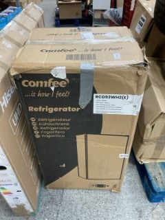 Lot 325  
            Marchington SR18 - Delivery or Collection 

                
COMFEE REFRIGERATOR IN WHITE - RCD93WH2(E): LOCATION - B4 (KERBSIDE PALLET DELIVERY)