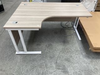 Lot 329  
            Marchington SR18 - Collection 

                
(COLLECTION ONLY) 1600X1200 RADIAL RIGHT HAND DESKTOP WITH CABLE PORTS IN GREY OA...