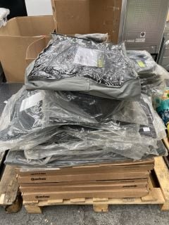 Lot 92  
            Marchington SR18 - Delivery or Collection 

                
PALLET OF ASSORTED VEHICLE ITEMS TO INCLUDE SAKURA CHISWICK SOFT FAUX LEATHER STE...