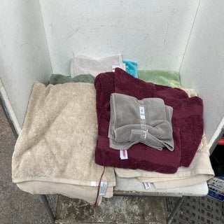 Lot 1000  
            Marchington SR12 - Parcel Delivery Only 

                
QTY OF ASSORTED JOHN LEWIS & PARTNERS TOWELS TO INCLUDE EGYPTIAN COTTON HAND TOWE...