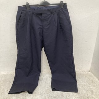 Lot 1023  
            Marchington SR12 - Parcel Delivery Only 

                
2 X SELECTED HOMME RELAXED AXEL NAVY TROUSERS - SIZE UK 30R: LOCATION - D13