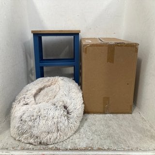 Lot 1031  
            Marchington SR12 - Parcel Delivery Only 

                
3 X ASSORTED HOUSEHOLD ITEMS TO INCLUDE COLLAPSIBLE STORAGE BOXES: LOCATION - D13