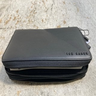 Lot 109  
            Marchington SR12 - Parcel Delivery Only 

                
TED BAKER LONDON DOUBLE ZIP LEATHER TRAVEL POUCH ONE-SIZE IN BLACK: LOCATION - A1
