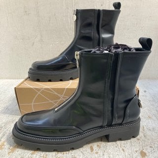 Lot 115  
            Marchington SR12 - Parcel Delivery Only 

                
LAZY OAF WOMENS MOODY ZIP UP BOOT SIZE 9 IN BLACK: LOCATION - A1