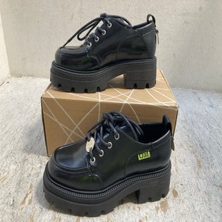 Lot 116  
            Marchington SR12 - Parcel Delivery Only 

                
LAZY OAF WOMENS STITCHES LACE UP SHOE SIZE 9 IN BLACK: LOCATION - A1