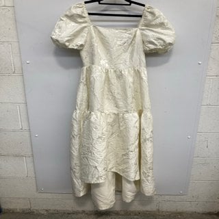 Lot 124  
            Marchington SR12 - Parcel Delivery Only 

                
OASIS WOMENS TIERED PUFF SLEEVE JACQUARD WEDDING DRESS UK SIZE 10 IN ECRU: LOCATI...