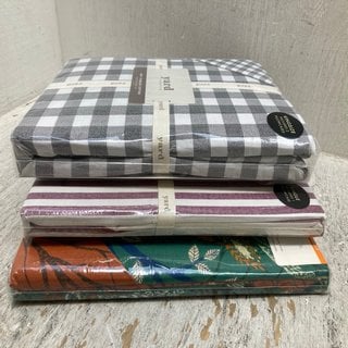 Lot 136  
            Marchington SR12 - Parcel Delivery Only 

                
3 X ASSORTED DUVET COVER SET TO INCLUDE FURN. HOME + STYLE FOREST FAUNA DUVET SIN...
