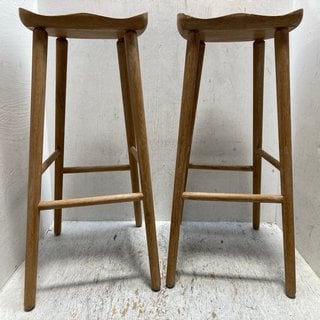 Lot 143  
            Marchington SR12 - Parcel Delivery Only 

                
2 X 4-LEG WOODEN BARSTOOL IN EXPOSED WOOD (UNBOXED): LOCATION - AR2