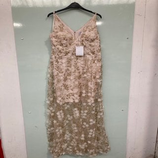 Lot 19  
            Marchington SR12 - Parcel Delivery Only 

                
GINA BACCONI ZARFRA FLORAL APPLIQUE DRESS IN WHITE & GOLD PATTERNS UK SIZE 18 - O...