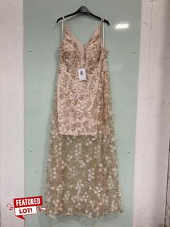 Lot 20  
            Marchington SR12 - Parcel Delivery Only 

                
GINA BACCONI ZARFRA FLORAL APPLIQUE DRESS IN WHITE & GOLD PATTERNS UK SIZE 20 - O...