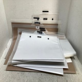 Lot 241  
            Marchington SR12 - Parcel Delivery Only 

                
QTY OF ASSORTED FOLIO FOLDERS TO INCLUDE DESIGNFOLIO A3 SIZE IN CLEAR: LOCATION -...