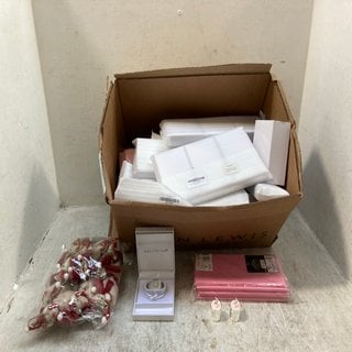 Lot 260  
            Marchington SR12 - Parcel Delivery Only 

                
QTY OF ASSORTED ITEMS TO INCLUDE KRAFT FELT MOUSE DANGLE LEG CHRISTMAS DECORATION...