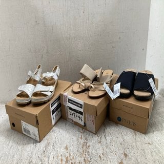 Lot 285  
            Marchington SR12 - Parcel Delivery Only 

                
3 X ASSORTED PAIRS OF SHOES TO INCLUDE PAVERS SLIP IN SANDALS IN BLACK - UK SIZE:...