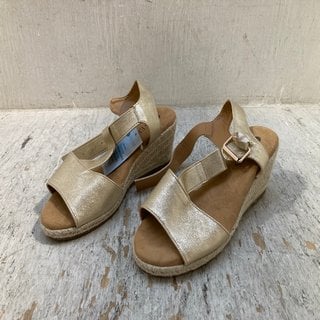 Lot 286  
            Marchington SR12 - Parcel Delivery Only 

                
PAVERS GOLD SANDALS - EU SIZE: 38: LOCATION - AR10