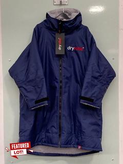 Lot 28  
            Marchington SR12 - Parcel Delivery Only 

                
DRYROBE ADVANCE KIDS LONG SLEEVE V3 JACKET IN NAVY BLUE & GREY UK SIZE 10-13 YEAR...