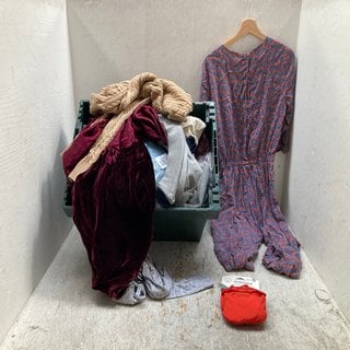 Lot 297  
            Marchington SR12 - Parcel Delivery Only 

                
QTY OF ASSORTED CLOTHING ITEMS TO INCLUDE DIVIDED LONG SLEEVE CROP TOP IN GREY - ...