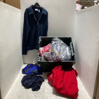 Lot 300  
            Marchington SR12 - Parcel Delivery Only 

                
QTY OF ASSORTED CLOTHING ITEMS TO INCLUDE WOMENS KIM&CO LONG SLEEVE SHEER BLUE BL...