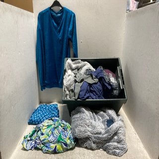 Lot 304  
            Marchington SR12 - Parcel Delivery Only 

                
QTY OF ASSORTED CLOTHING ITEMS TO INCLUDE BLUE PATTERNED LOUNGE PANTS - SIZE: XL:...