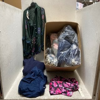 Lot 309  
            Marchington SR12 - Parcel Delivery Only 

                
QTY OF ASSORTED CLOTHING ITEMS TO INCLUDE RUTH LANGSFORD VELVET EFFECT JACKET IN ...