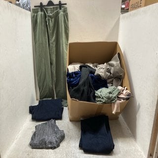 Lot 318  
            Marchington SR12 - Parcel Delivery Only 

                
QTY OF ASSORTED CLOTHING ITEMS TO INCLUDE WOMENS NINA LEONARD SILVER TOP - SIZE: ...