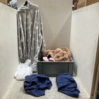 Lot 320  
            Marchington SR12 - Parcel Delivery Only 

                
QTY OF ASSORTED CLOTHING ITEMS TO INCLUDE COZEE LOUNGE PANTS IN BLUE - SIZE: XL: ...