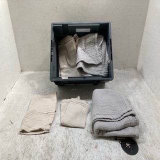 Lot 323  
            Marchington SR12 - Parcel Delivery Only 

                
QTY OF MUSLIN TABLE RUNNERS AND PLACEMATS IN NEUTRALS BY KELLY HOPPEN: LOCATION -...