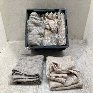 Lot 324  
            Marchington SR12 - Parcel Delivery Only 

                
QTY OF MUSLIN TABLE RUNNERS AND PLACEMATS IN NEUTRALS BY KELLY HOPPEN: LOCATION -...