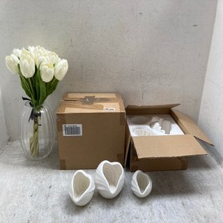 Lot 331  
            Marchington SR12 - Parcel Delivery Only 

                
QTY OF ASSORTED ORNAMENTS TO INCLUDE COASTAL SHELL ORNAMENT IN WHITE: LOCATION - ...