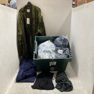 Lot 334  
            Marchington SR12 - Parcel Delivery Only 

                
QTY OF ASSORTED CLOTHING ITEMS TO INCLUDE KIM&CO LEGGINGS IN GREEN - SIZE: 2XL: L...