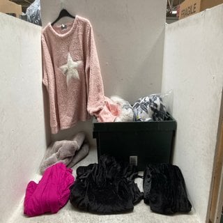 Lot 335  
            Marchington SR12 - Parcel Delivery Only 

                
QTY OF ASSORTED CLOTHING ITEMS TO INCLUDE PRETTY YOU LONDON MATCHING LOUNGE SET I...