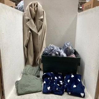 Lot 336  
            Marchington SR12 - Parcel Delivery Only 

                
QTY OF ASSORTED CLOTHING ITEMS TO INCLUDE JDYHANNAH LONG COAT IN NATURAL - SIZE: ...