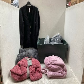 Lot 337  
            Marchington SR12 - Parcel Delivery Only 

                
QTY OF ASSORTED CLOTHING ITEMS TO INCLUDE WYNNE LAYERS CARDIGAN IN BLACK - SIZE: ...