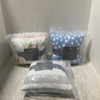 Lot 356  
            Marchington SR12 - Parcel Delivery Only 

                
QTY OF ASSORTED ITEMS TO INCLUDE COZEE HOME CUSHION IN BLUE/WHITE SPOTS: LOCATION...