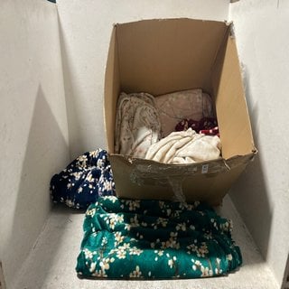 Lot 357  
            Marchington SR12 - Parcel Delivery Only 

                
QTY OF ASSORTED THROWS TO INCLUDE ORIENTAL FLOWER THROW IN NAVY: LOCATION - AR13