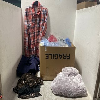 Lot 359  
            Marchington SR12 - Parcel Delivery Only 

                
QTY OF ASSORTED CLOTHING ITEMS TO INCLUDE CUDDL DUDS CHECK SHIRT - SIZE: XL: LOCA...