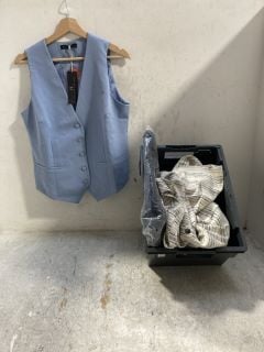 Lot 370  
            Marchington SR12 - Parcel Delivery Only 

                
QTY OF ASSORTED CLOTHING ITEMS TO INCLUDE BRENDA EDWARDS WAISTCOAT IN LIGHT BLUE ...