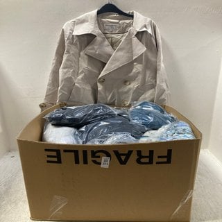 Lot 373  
            Marchington SR12 - Parcel Delivery Only 

                
QTY OF ASSORTED CLOTHING ITEMS TO INCLUDE WOMENS KIM & CO LEGGINGS IN TEAL - SIZE...