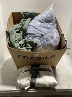 Lot 374  
            Marchington SR12 - Parcel Delivery Only 

                
QTY OF ASSORTED CLOTHING ITEMS TO INCLUDE WOMENS KIM&CO SILVER SEQUIN JUMPSUIT - ...