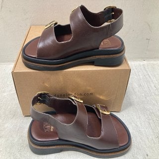Lot 382  
            Marchington SR12 - Parcel Delivery Only 

                
DUNE LONDON 509 LUCKLES BROWN LEATHER TRIPLE BUCKLE CHUNKY SANDALS - UK SIZE: 5: ...