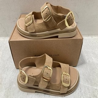 Lot 383  
            Marchington SR12 - Parcel Delivery Only 

                
DUNE LONDON 130 LUCKLES SAND-SUEDE TRIPLE BUCKLE-CHUNKY SANDALS - UK SIZE: 4: LOC...