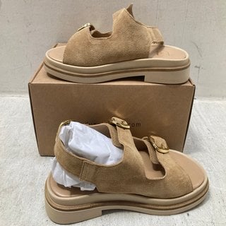 Lot 385  
            Marchington SR12 - Parcel Delivery Only 

                
DUNE LONDON 130 LUCKLES SAND-SUEDE TRIPLE BUCKLE-CHUNKY SANDALS - UK SIZE: 6: LOC...