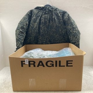 Lot 399  
            Marchington SR12 - Parcel Delivery Only 

                
QTY OF ASSORTED ITEMS TO INCLUDE WOMENS SEASALT CORNWALL FLEECE LINED RAIN COAT I...